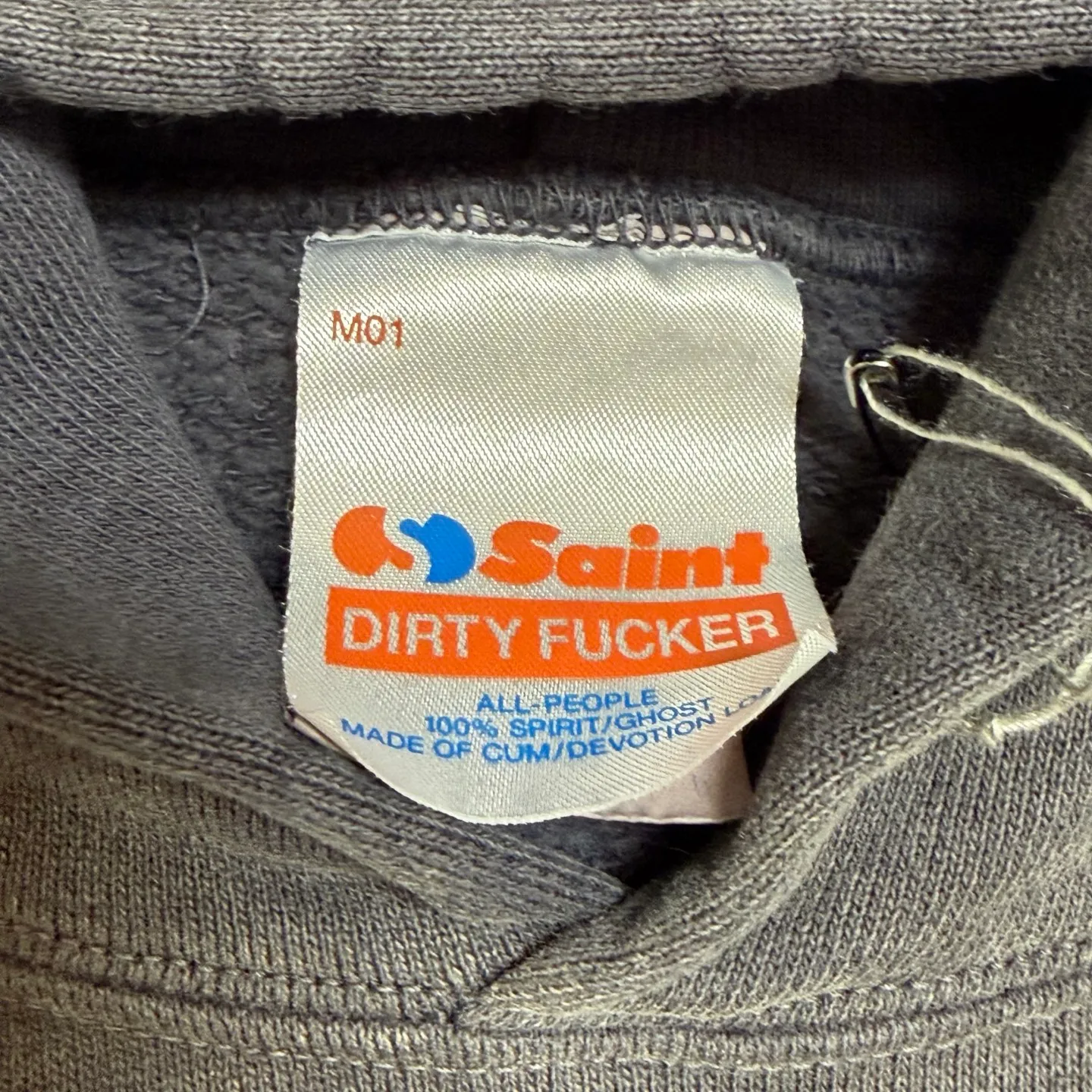 SAINT Mxxxxxx HOODIE/LOVE AMONG/BLK blue SAINT barrage slogan hoodie, washed black S-XL, the latest version, revised many times, the version is closer to the original version, and the street flavor is stronger! Heavy washing with water-sprayed fading process for stronger distressing effect. Handmade wormhole destruction treatment. Authentic level extreme distressed crack printing. The main mark and wash mark are all correct versions.